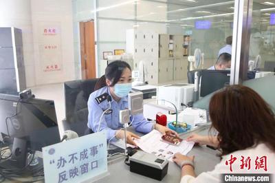 上海公安出入境部門服務(wù)升級，高效受理證件超200萬證次