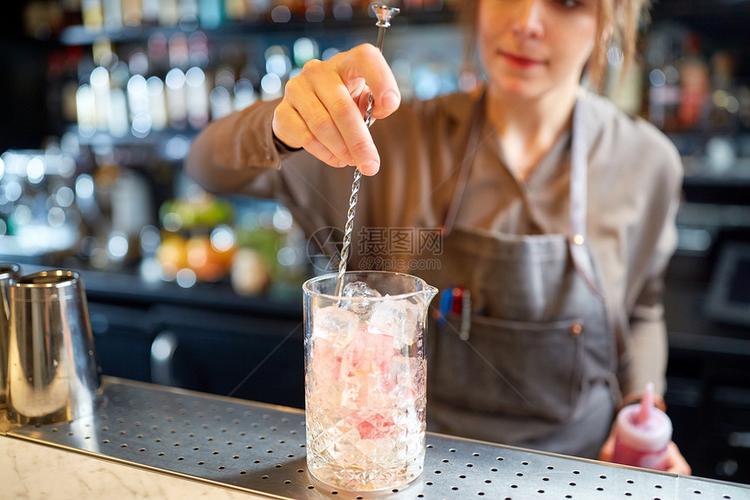 酒精飲料人豪華女調酒師與攪拌器杯冰準備雞尾酒酒吧柜臺酒吧里雞尾酒